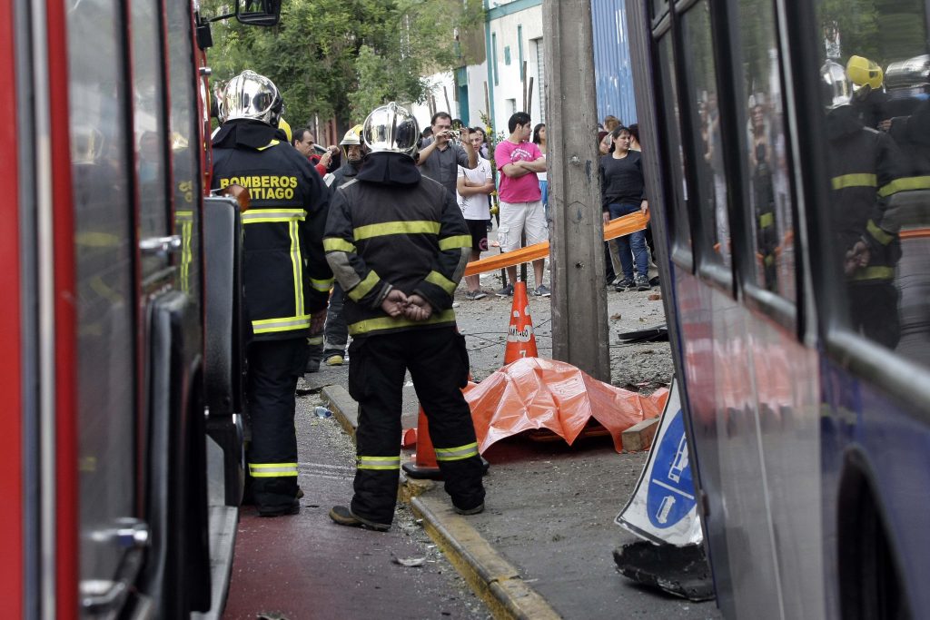 Mujer muere al chocar contra un Transantiago en San Joaquín