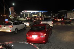 Bloqueo de camioneros en Magallanes provoca largas filas en bencineras