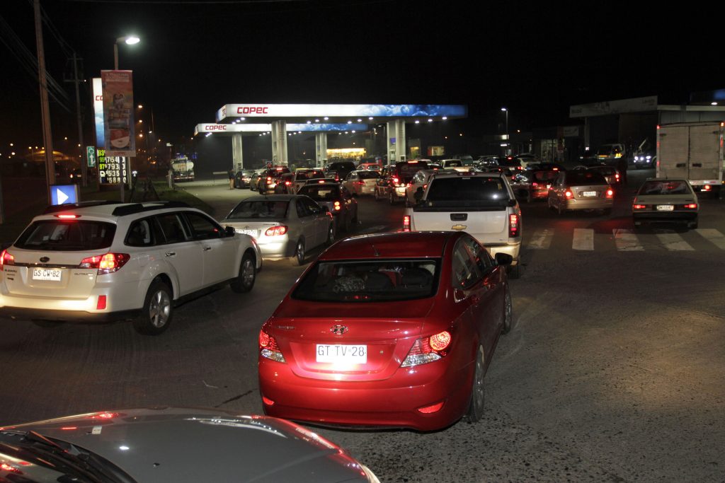 Bloqueo de camioneros en Magallanes provoca largas filas en bencineras