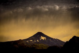 Volcán erupciona días después del terremoto y el tsunami que golpearon Indonesia