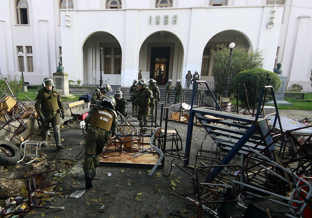 Carabineros: “Quien patea a un funcionario, está pateando a Chile”