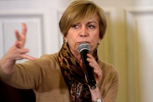 Evelyn Matthei anuncia que profesor que agredió a 9 alumnos fue desvinculado