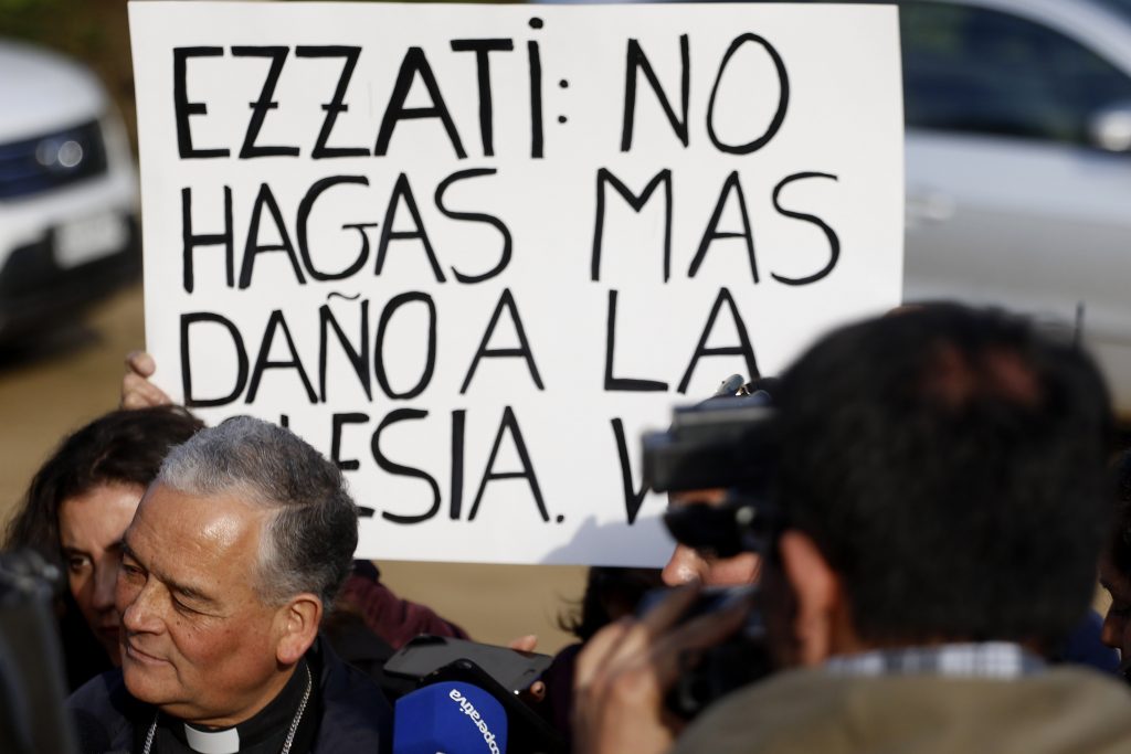 Obispo Cox califica como “un enredo” acusaciones en su contra por abusos