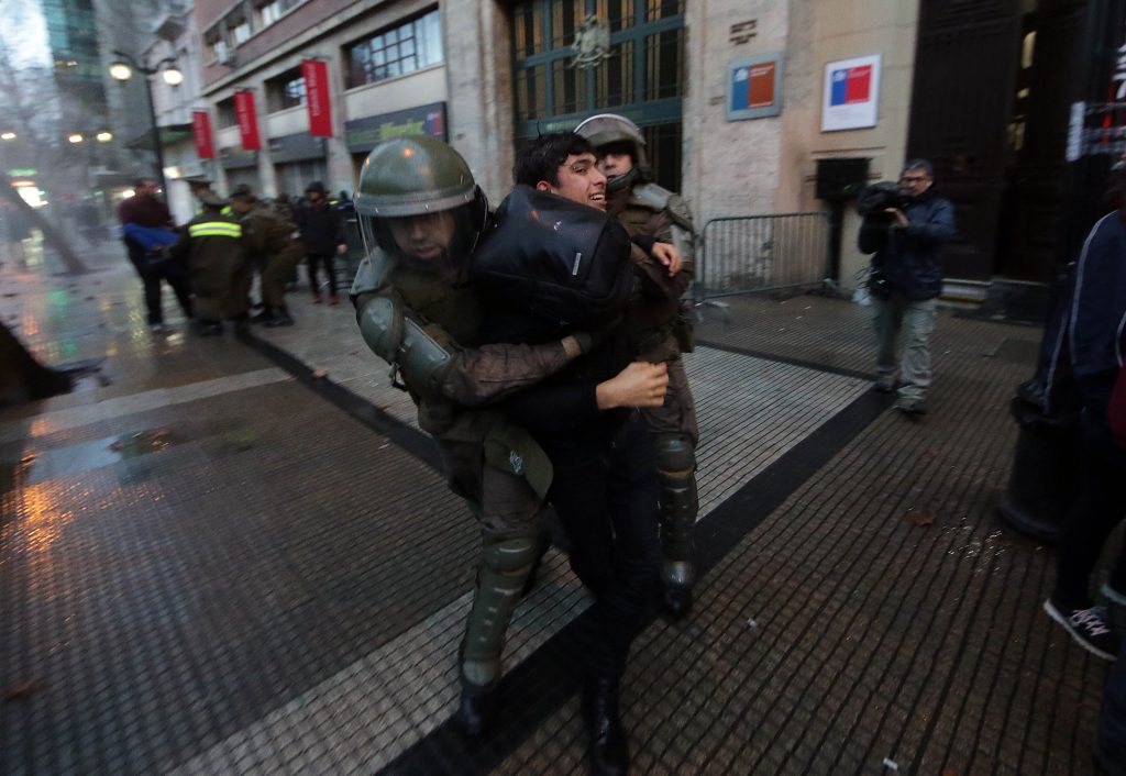 Apoderados de liceos emblemáticos preveen disminuir violencia en manifestaciones
