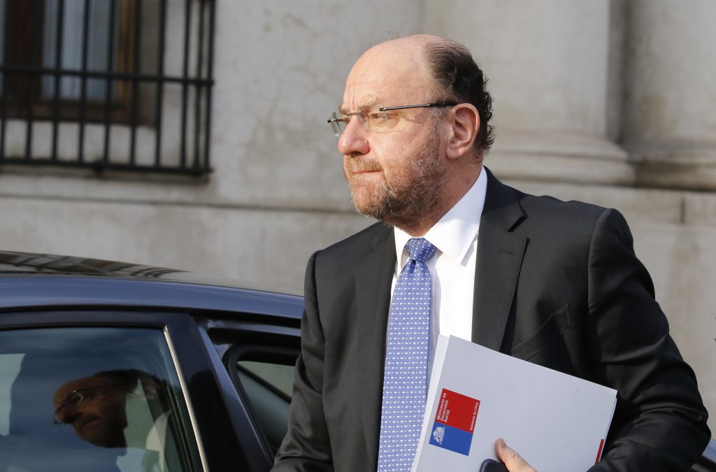 Ministro Moreno se reúne con senador Huenchumilla en La Moneda