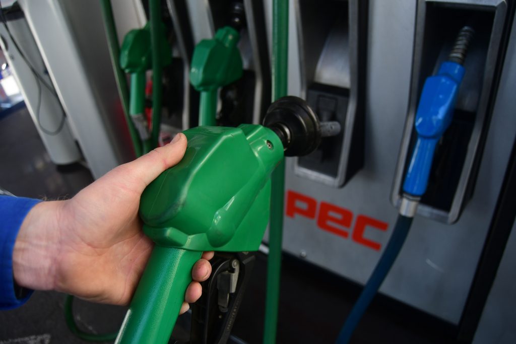 Gobierno analiza cambios en los impuestos a los combustibles