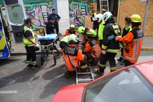 Trabajadores son rescatados tras derrumbe de una pared en Santiago Centro