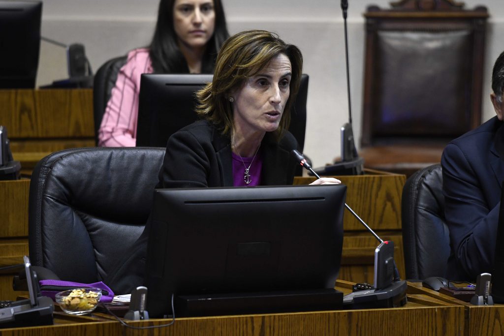 Ministra Cubillos insiste que “expulsiones” de alumnos es esencia de Aula Segura