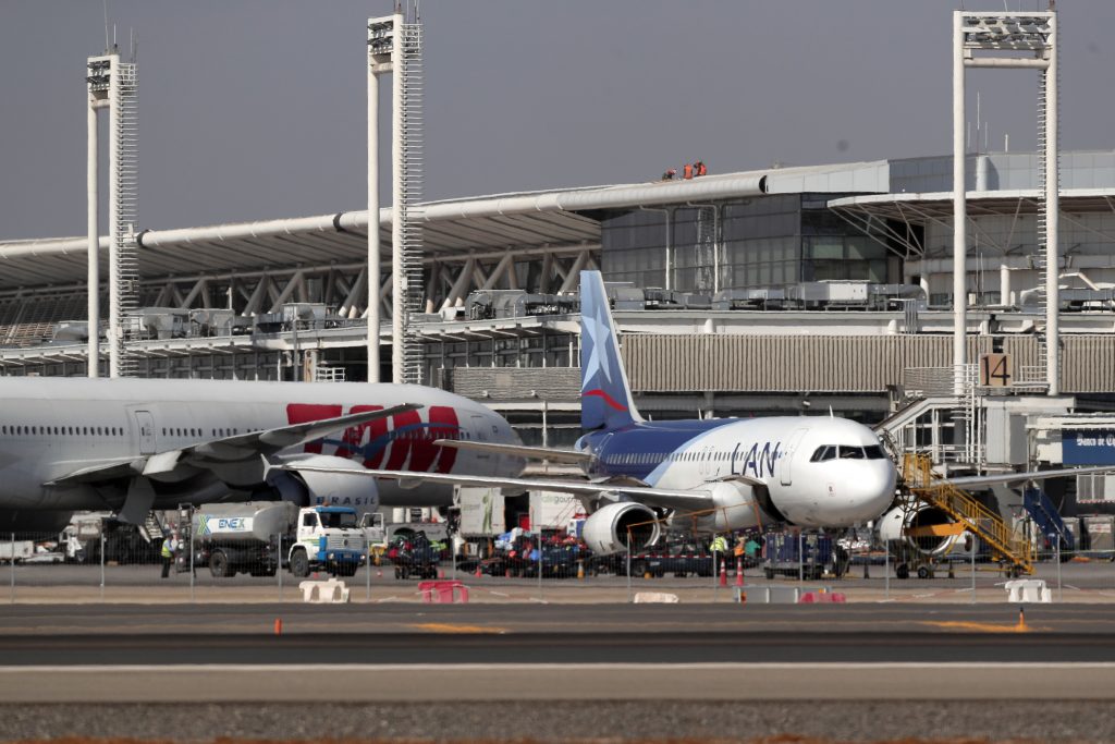 Contraloría: DGOP no aplicó multas al aeropuerto de Pudahuel por $75 millones