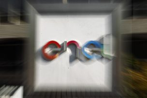 Condenan a Enel a pagar $3.216.863 a mujer que cayó a cámara de cableado