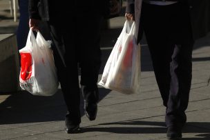 Encuesta: Prohibición de bolsas plásticas no ha afectado experiencia de compra