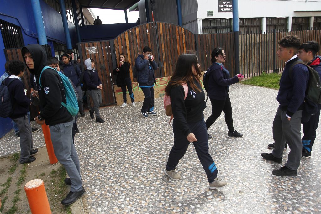 Minuto a minuto se suman nuevas comunas y colegios sin clases
