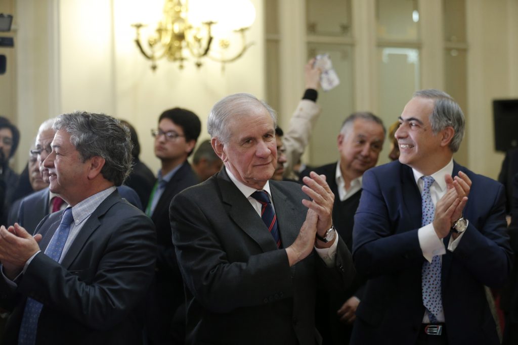 Senadores de Comisión de RR.EE. felicitaron a los Gobiernos de Bachelet y Piñera