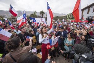 Alcaldesa Karen Rojo y antofagastinos celebraron efusivamente en el muelle