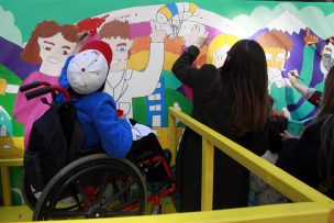 Teletón: Niños y transeúntes pintaron mural inclusivo en el Paseo Ahumada