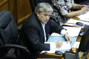 Senador Navarro llamó a parlamentarios a rebelarse contra el centralismo