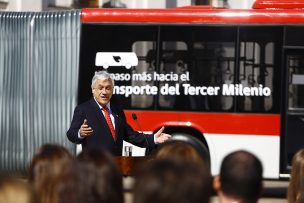 Presidente presentó nuevos buses del Transantiago con wifi y aire acondicionado