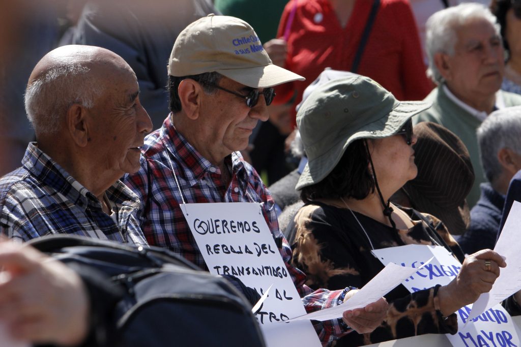 Adultos mayores se manifiestan frente a la Moneda y exigen mejor calidad de vida