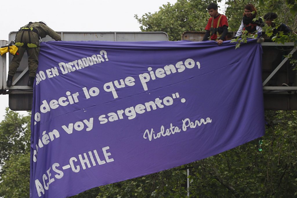 Detienen a secundarios que se subieron a señalética en protesta por Aula Segura