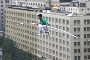 Acróbata marroquí cruzó el Paseo Bulnes a 50 metros de altura sobre un cable