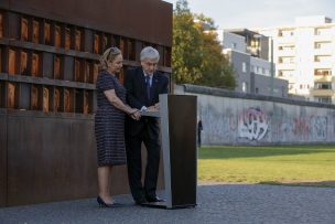 Muro de Berlín: Presidente Piñera visitó memorial que recuerda división alemana