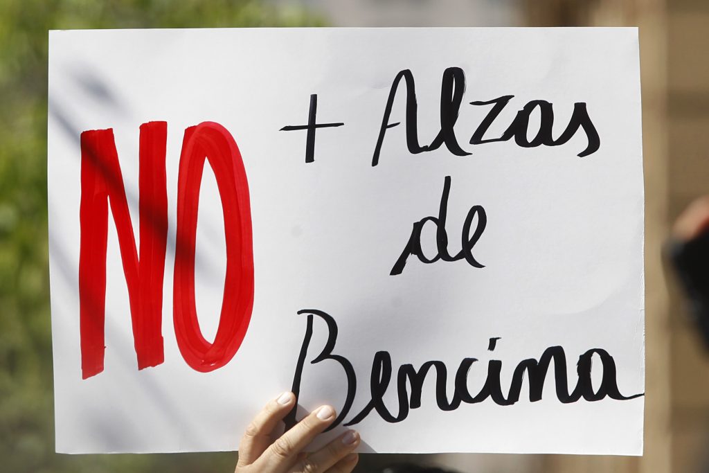 Diputados y taxistas arremeten en Hacienda por alzas e impuesto a combustibles