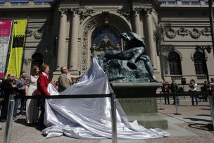 Escultura dañada por la Fórmula E volvió al frontis del Museo de Bellas Artes