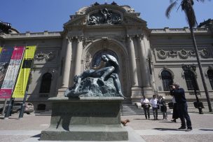 Nuevo rayado afecta a escultura ubicada frente al Museo Nacional de Bellas Artes