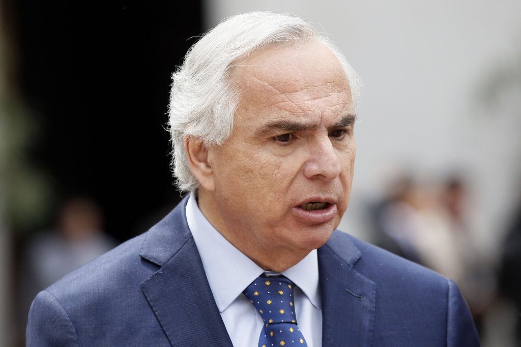 Oposición evalúa presentar acusación constitucional en contra de Ministro Chadwick