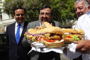 Quintero anuncia el sándwich de pescado frito más largo del mundo: 80 metros