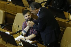 Cariñoso recibimiento a Boric en la Cámara de Diputados tras su licencia médica