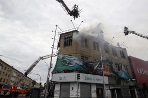 Controlan incendio que afectó a 11 locales comerciales en Santiago