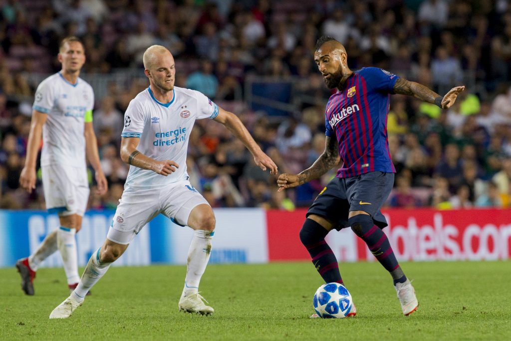De Boer: “Vidal debe tener paciencia en el Barcelona, adaptarse como Luis Suárez”