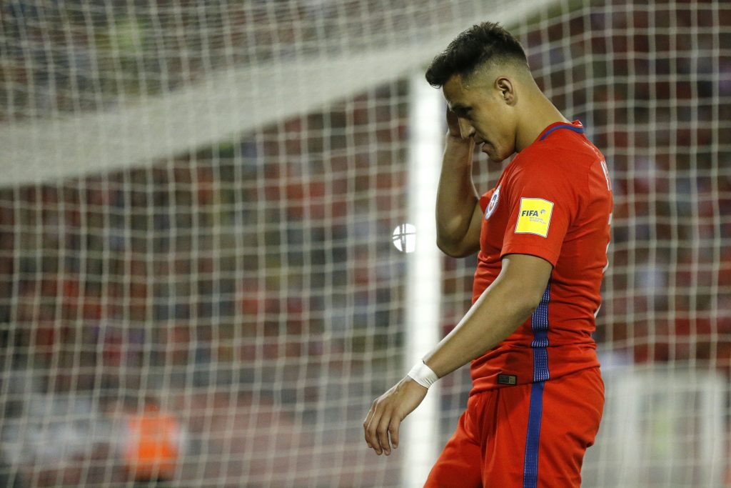 “Horrible, pobre”: prensa inglesa dura con Alexis tras decepcionar con el United