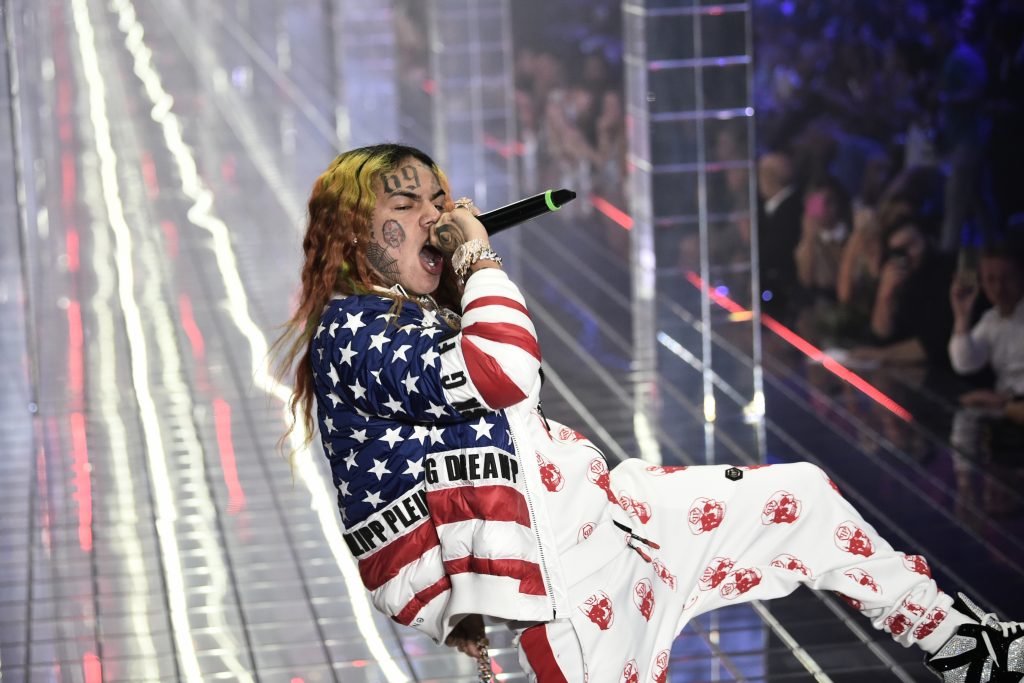 Rapero Tekashi 6ix9ine arriesga cadena perpetua por acusaciones federales