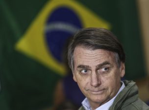 Hijo de Bolsonaro desata polémica al cuestionar la utilidad de la democracia en Brasil