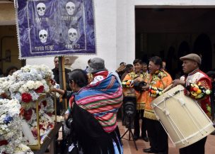 Bolivianos rinden culto a cráneos humanos en la fiesta 