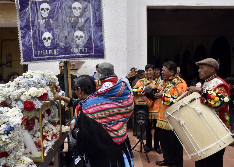 Bolivianos rinden culto a cráneos humanos en la fiesta “de las ñatitas”