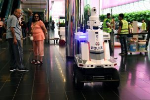 'Robocop' patrulla una cumbre de líderes mundiales en Singapur