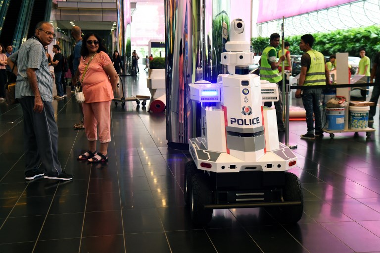 ‘Robocop’ patrulla una cumbre de líderes mundiales en Singapur