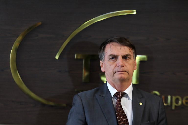 Bolsonaro dice que Cuba rechazó condiciones para mantener médicos en Brasil