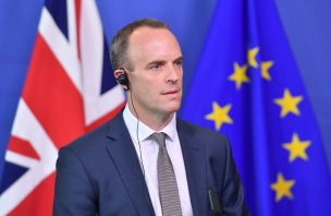 El ministro británico del Brexit, Dominic Raab, anuncia su dimisión