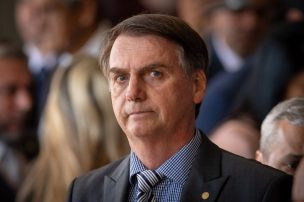 Bolsonaro, recién operado, dice que el martes vuelve 