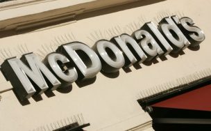 Clienta de McDonald's da golpiza a empleada por kétchup