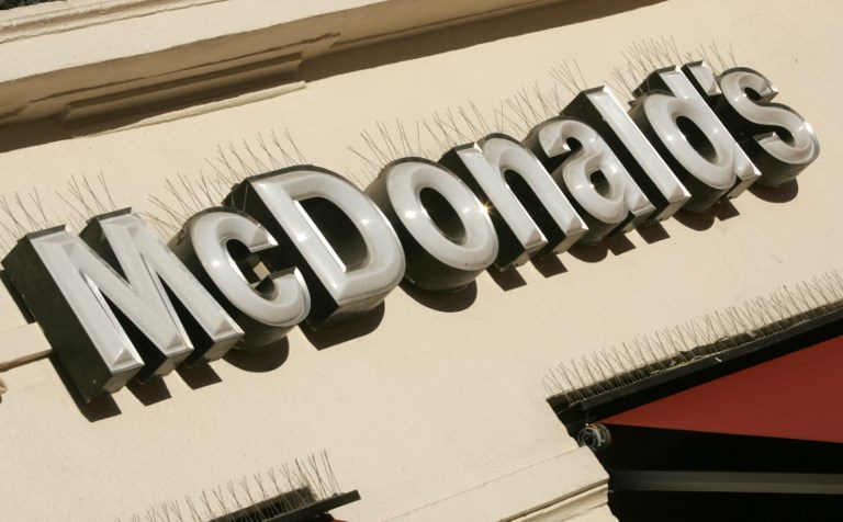 Clienta de McDonald’s da golpiza a empleada por kétchup