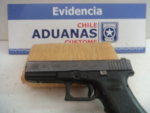 Aduanas incauta $408 millones en droga y una moderna pistola en El Loa