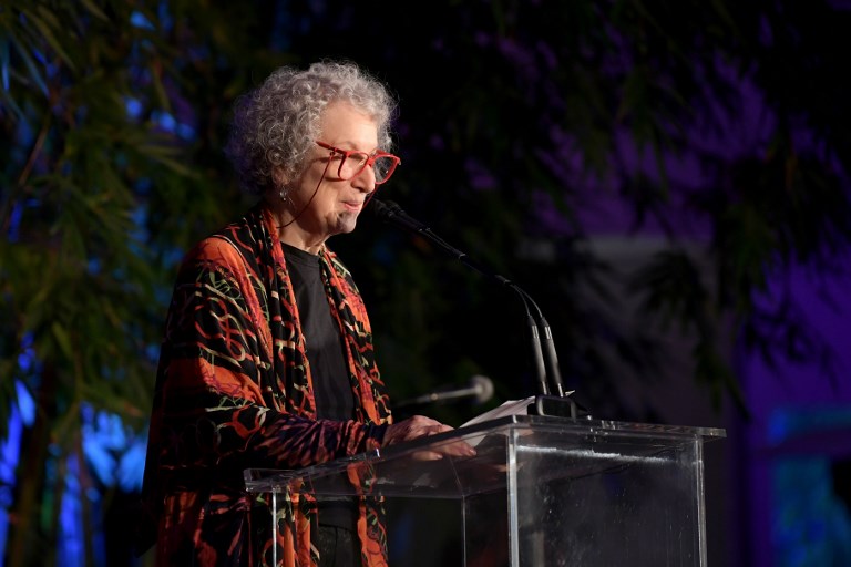 Margaret Atwood lanzará secuela de “El cuento de la criada” en 2019