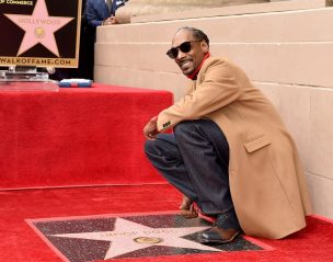 Snoop Dogg se agradece a sí mismo al recibir estrella de Hollywood