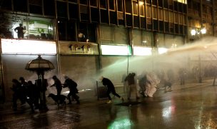 Acusan a Carabineros de mal uso del carro lanza agua en Valparaíso