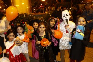 Niños en todo Chile celebraron anoche Halloween con disfraces y dulces